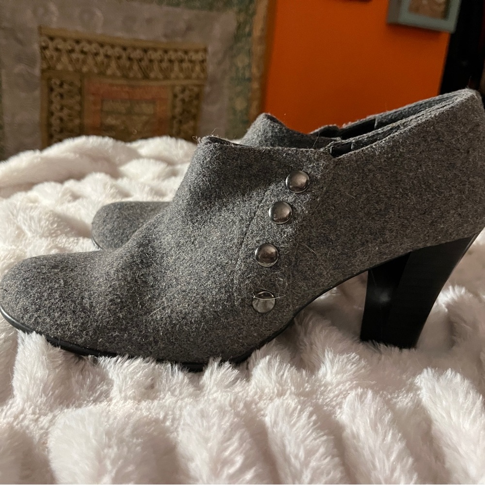 3 for $25 ❤️ Aerosoles Shoes woman size 9 booties pumps heel gray flannel zipper
